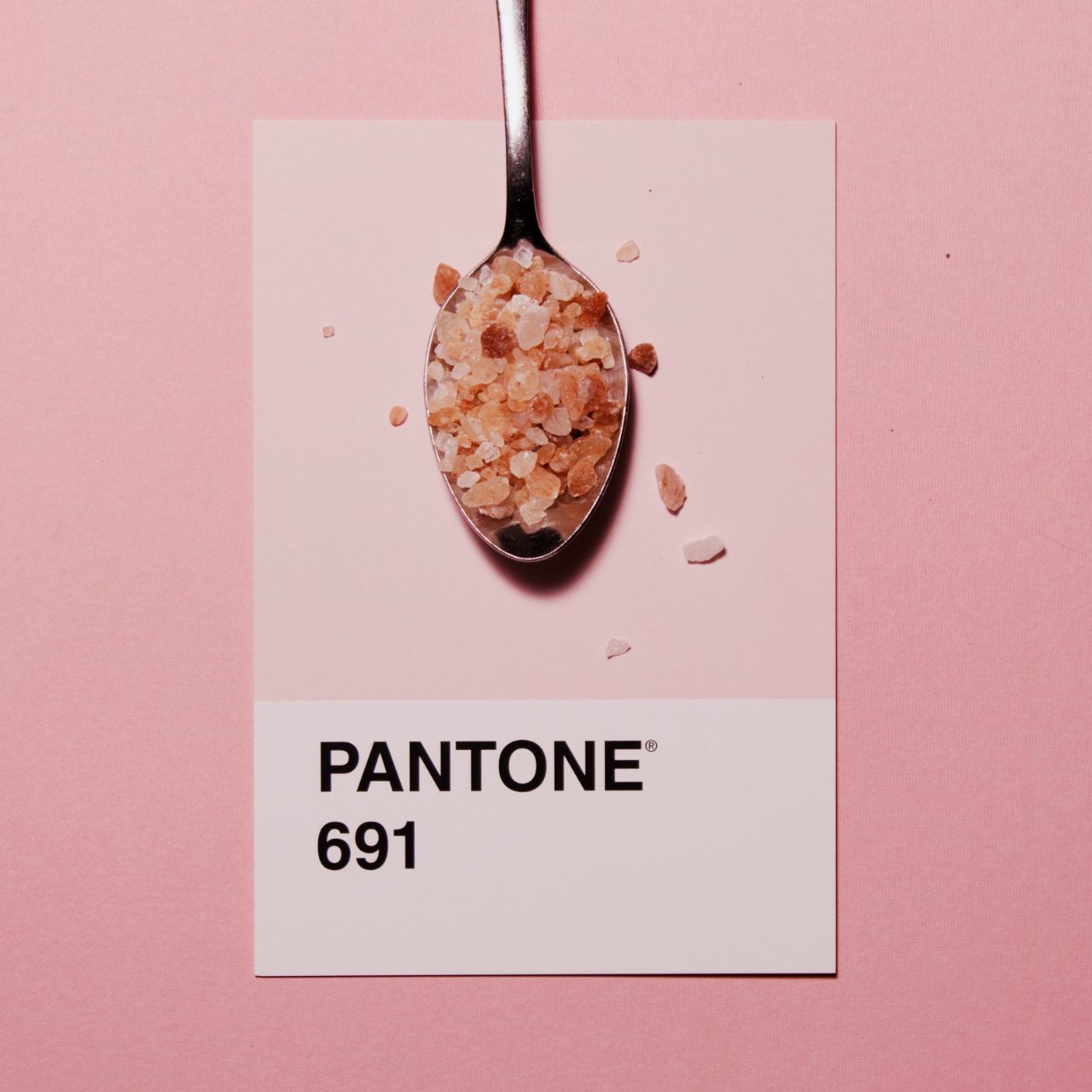 Kreatives Plakat mit Löffel in Rosa „PANTONE 691“